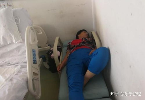 24小时陪护不能自理老人的护工，她们为何能拿高薪？