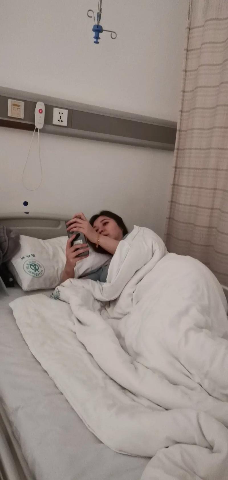 现在住院,一定要让陪护睡床休息好!病人只能坐凳子!否则没人签